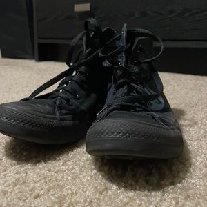size 8 Women’s black Converse